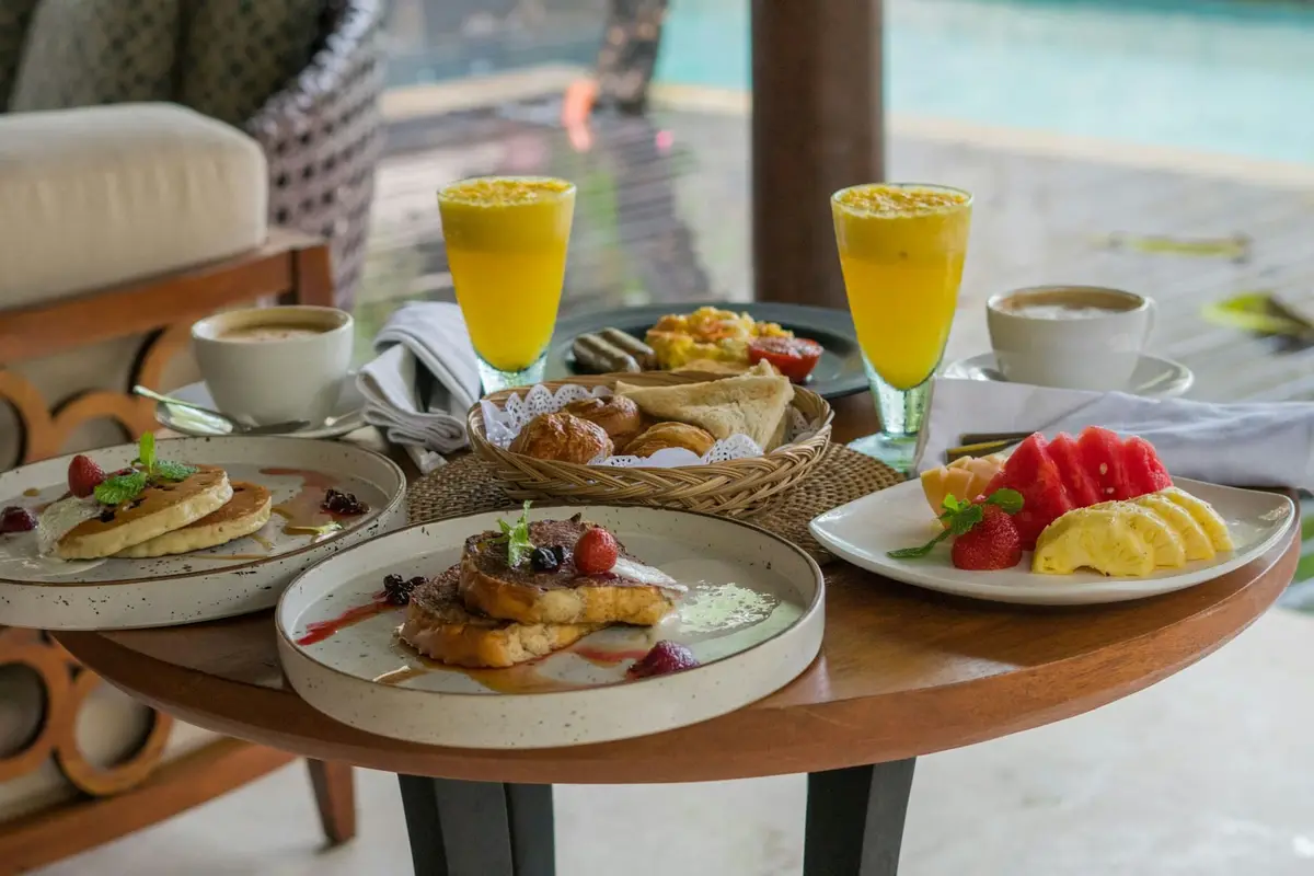 Café da manhã do resort com frutas e sucos