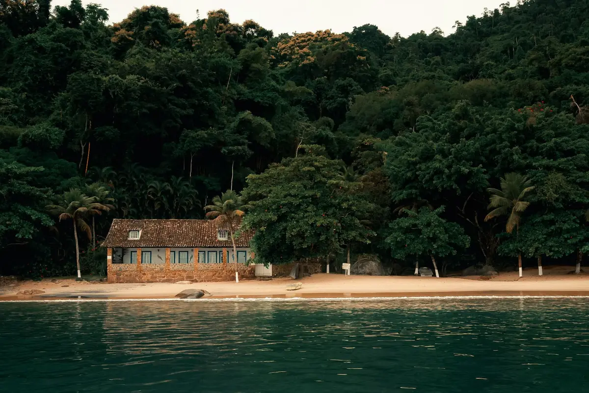 Costa com mar azul e mata atlântica