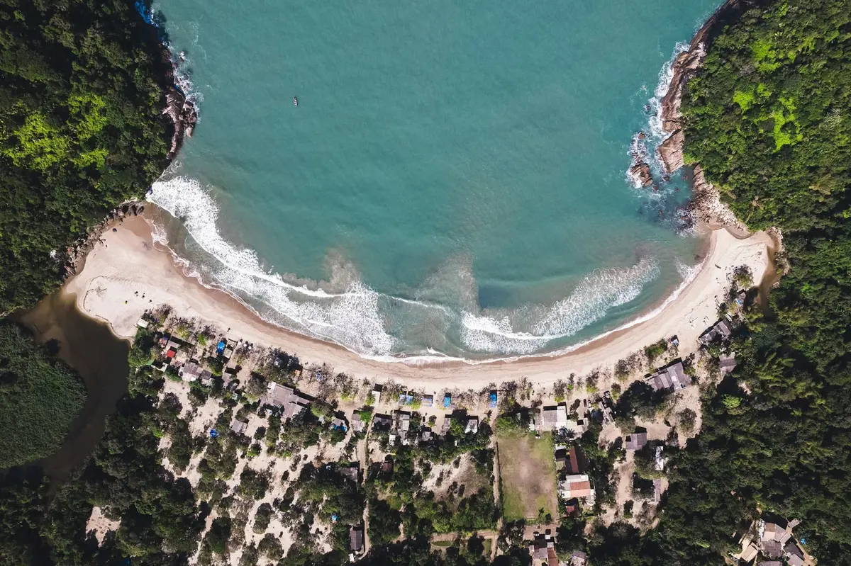 Vista aérea da praia a poucos metros da pousada