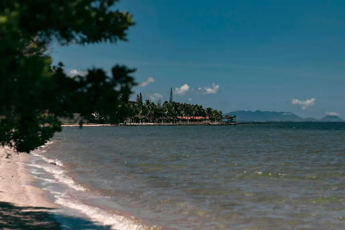 Praia em frente ao resort