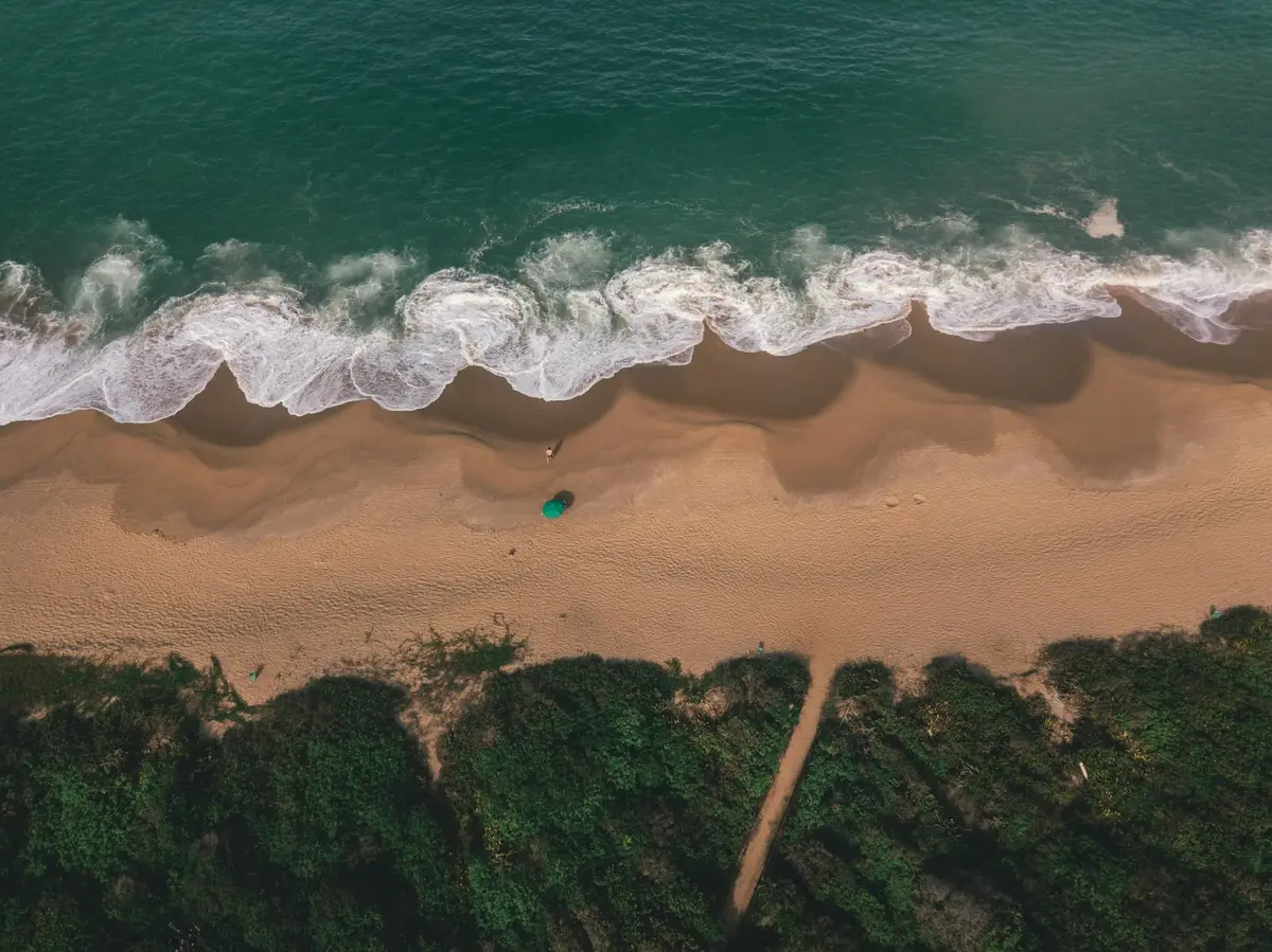 Praia ao anoitecer