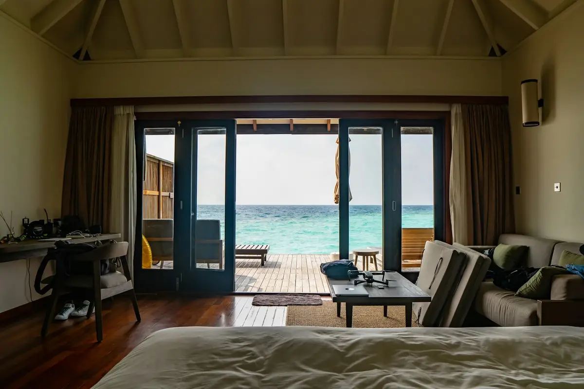 Suíte Vista Mar com cama king de frente para o mar